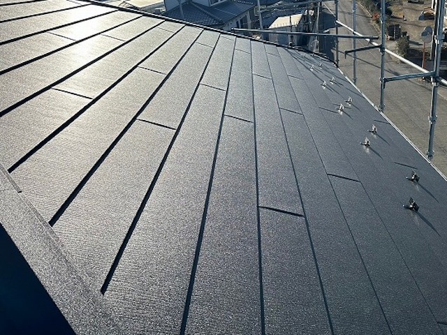 進化したガルバリウム鋼板による屋根カバー工法施工後