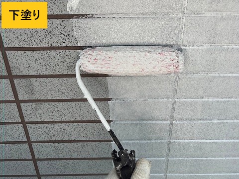 下塗りで下地を固め、密着性を確保