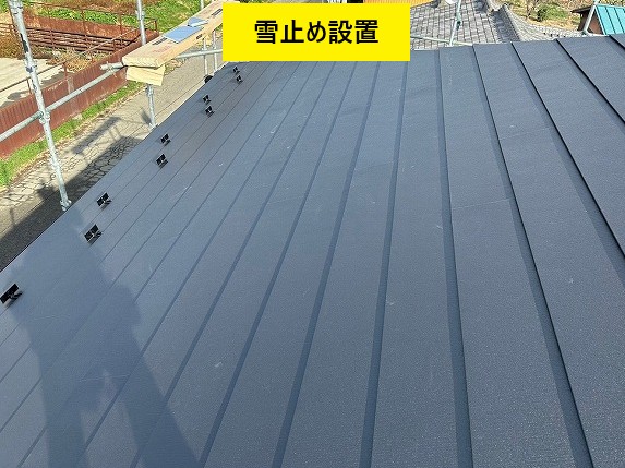 上まで屋根材を設置後雪止め設置