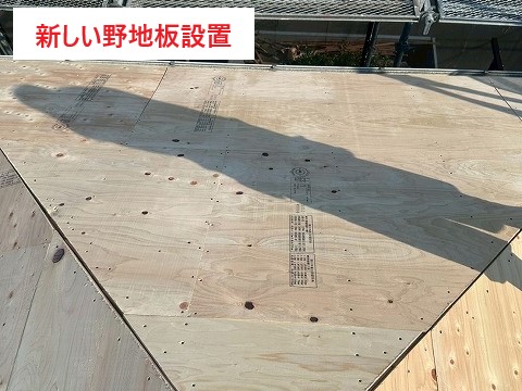 「屋根工事＝塗装」  と思われる方も多いですが、今回は内部の防水紙や下地が傷んでいたため、塗装では改善できない状態でした。  表面だけ綺麗にしても、内部劣化は改善できません。  そこで今回は、既存瓦を再利用しながら内部を新しくできる、「葺き直し工事」をご提案しました！