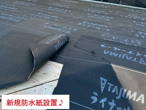 「屋根工事＝塗装」  と思われる方も多いですが、今回は内部の防水紙や下地が傷んでいたため、塗装では改善できない状態でした。  表面だけ綺麗にしても、内部劣化は改善できません。  そこで今回は、既存瓦を再利用しながら内部を新しくできる、「葺き直し工事」をご提案しました！