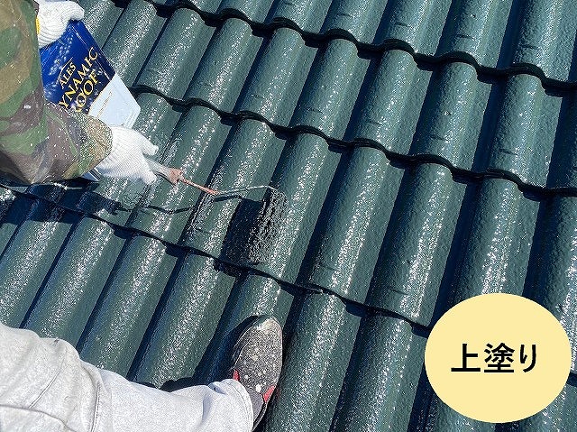 屋根の上塗り作業