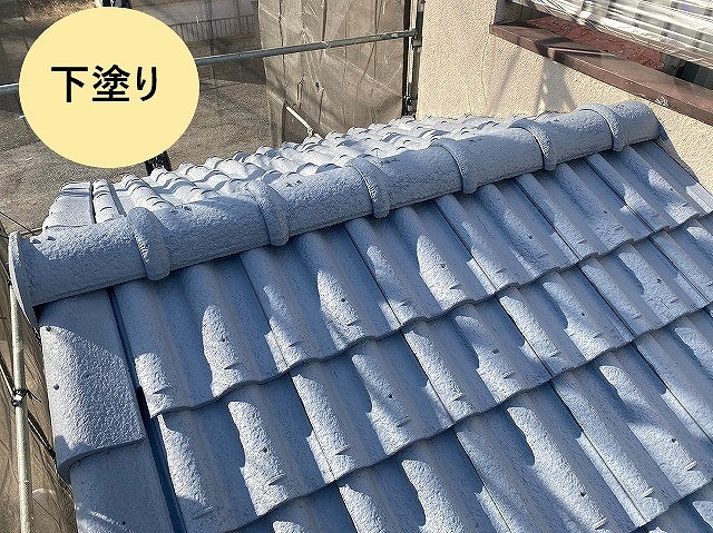 屋根の下塗り作業