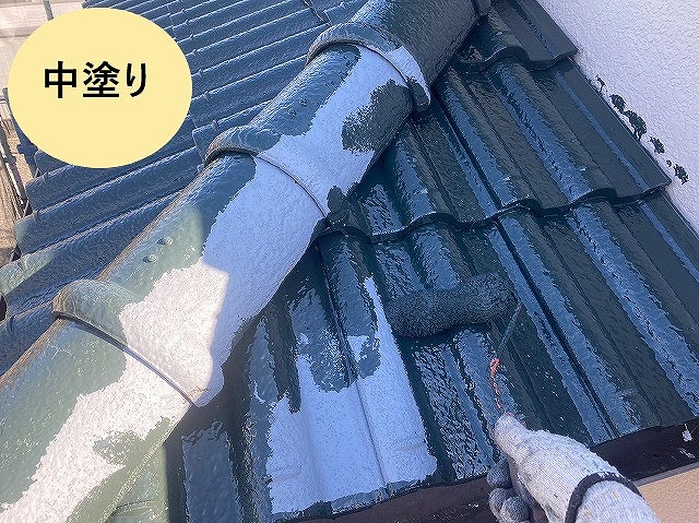 屋根の中塗り作業