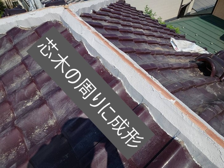瓦屋根の漆喰修理　棟瓦詰め直し