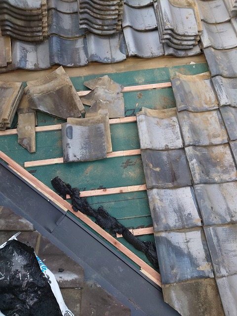 屋根瓦の復旧作業