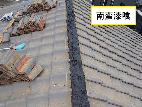 屋根工事　アンテナ転倒で破損した瓦工事を実施