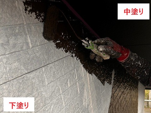 外壁塗装は、次の工程で施工します。  ①高圧洗浄 → 外壁の汚れやコケをしっかり洗浄します。  ②下地補修 → 外壁のひび割れなどを補修・コーキング処理。