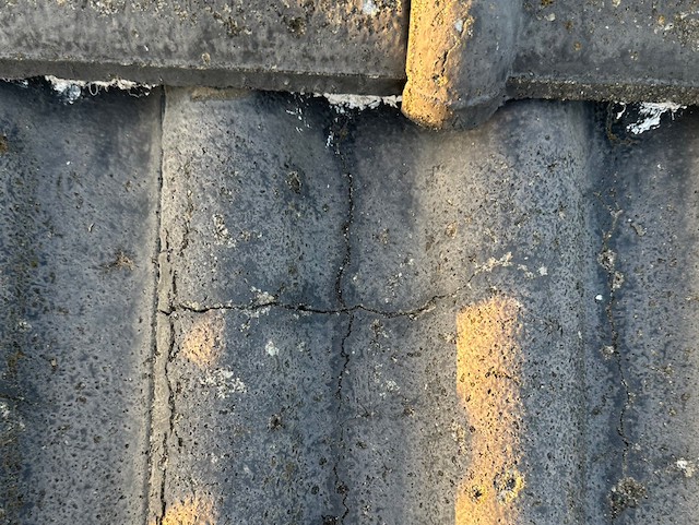セメント瓦のひび割れ補修前