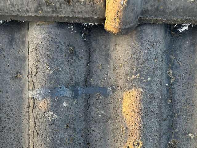 セメント瓦のひび割れ補修後