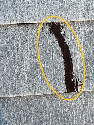屋根塗装の下塗り後コーキング補修 