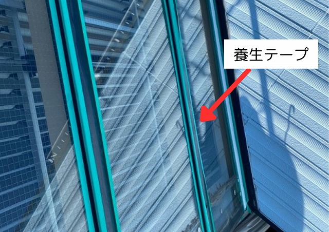 養生した天窓枠の施工中