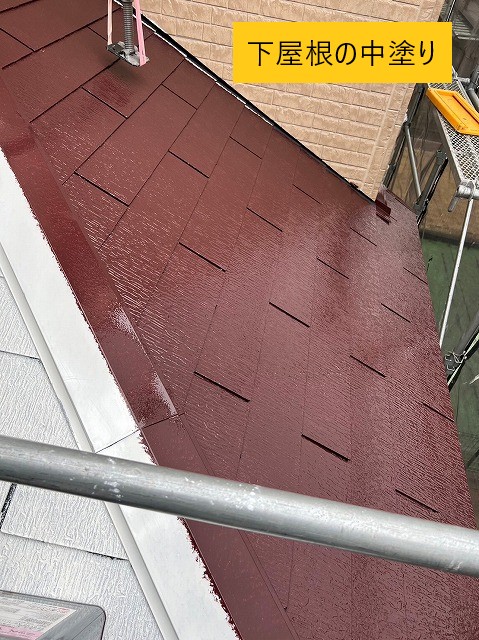 屋根塗装の中塗りは赤茶色 