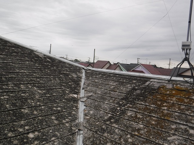 坂戸市で雹によって破損したスレート屋根をカバー工法で耐久性の高い金属製屋根に