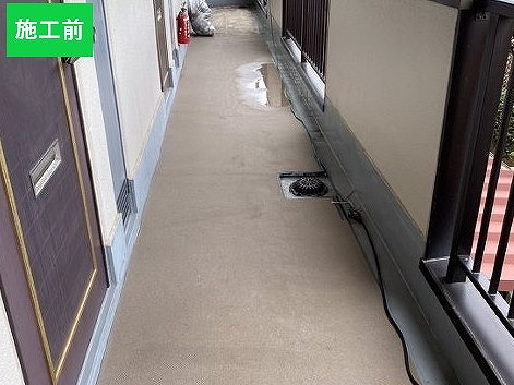 水たまりのある共用廊下