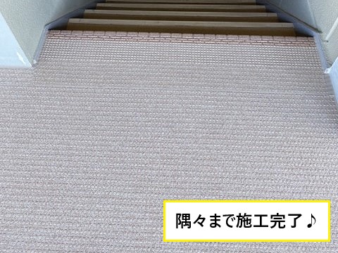 アパートの外廊下に水たまりが…長尺シートで解決