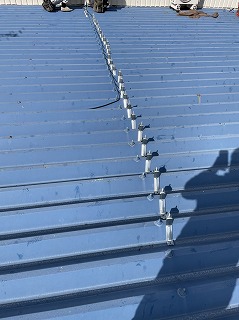 折半屋根カバー工法　タイトフレーム施工