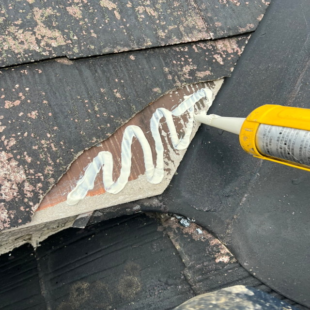 屋根の破片の補修