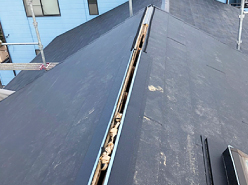 施工前の棟を取り外し下地が剥き出しになった屋根